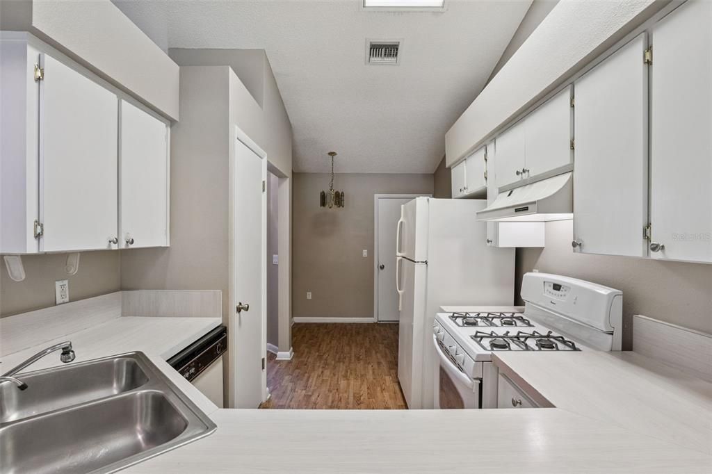 For Sale: $189,900 (2 beds, 2 baths, 1120 Square Feet)