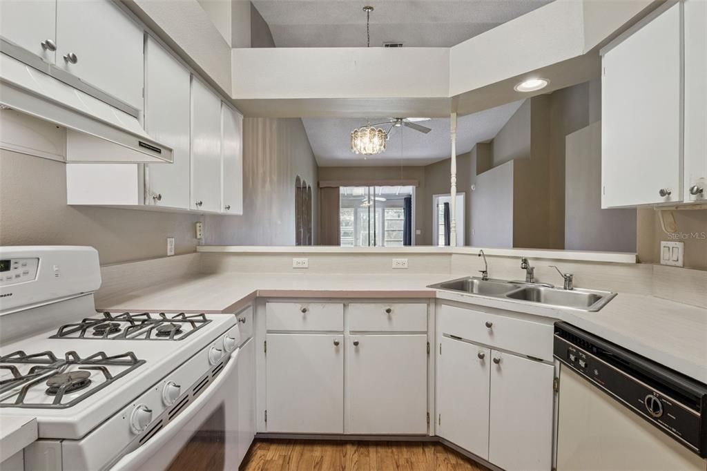 For Sale: $189,900 (2 beds, 2 baths, 1120 Square Feet)