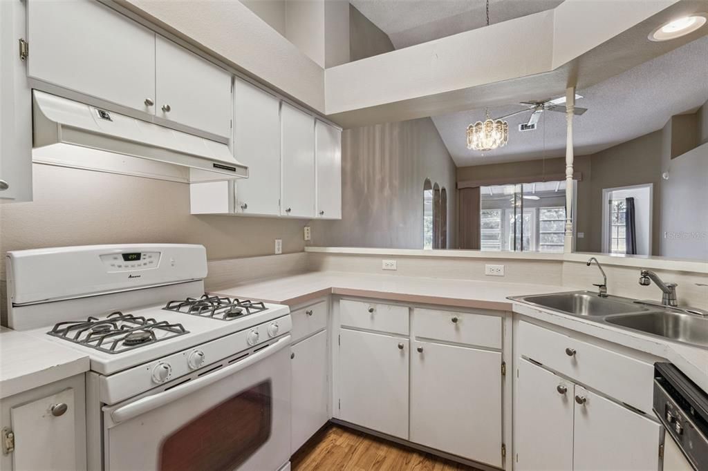 For Sale: $189,900 (2 beds, 2 baths, 1120 Square Feet)