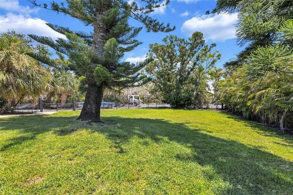 For Sale: $2,475,000 (3 beds, 2 baths, 2224 Square Feet)