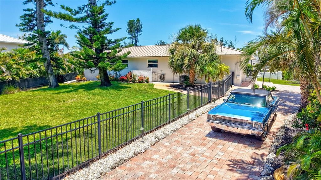 For Sale: $2,475,000 (3 beds, 2 baths, 2224 Square Feet)