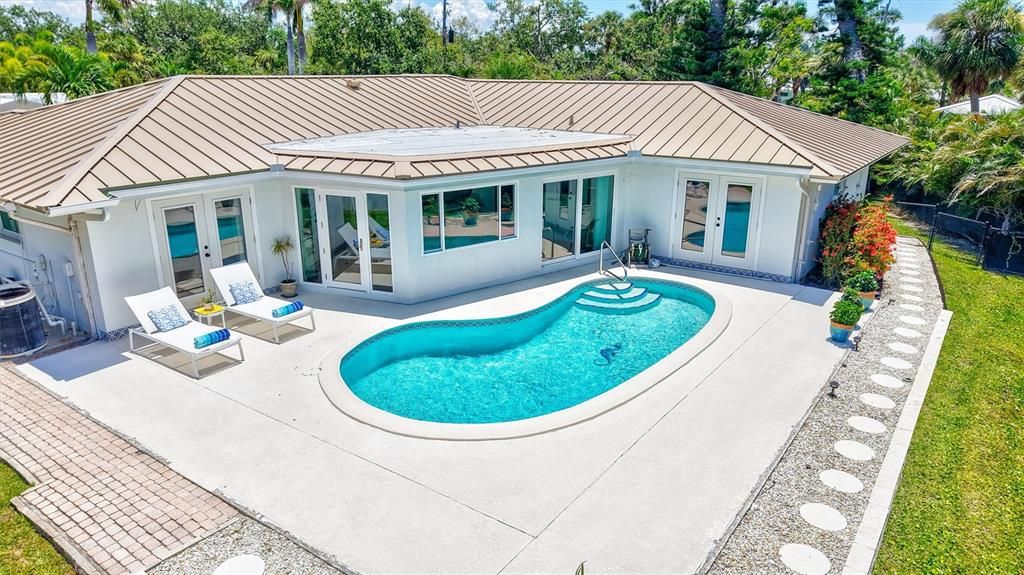 For Sale: $2,475,000 (3 beds, 2 baths, 2224 Square Feet)