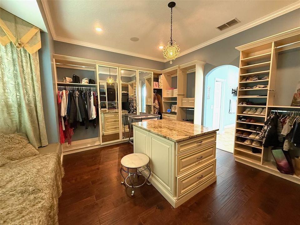 For Rent: $4,800 (6 beds, 4 baths, 3424 Square Feet)