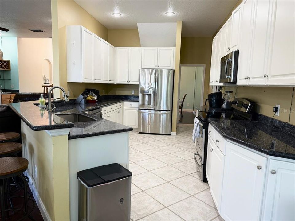 For Rent: $4,800 (6 beds, 4 baths, 3424 Square Feet)