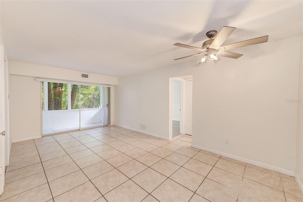 Active With Contract: $1,295 (2 beds, 1 baths, 900 Square Feet)