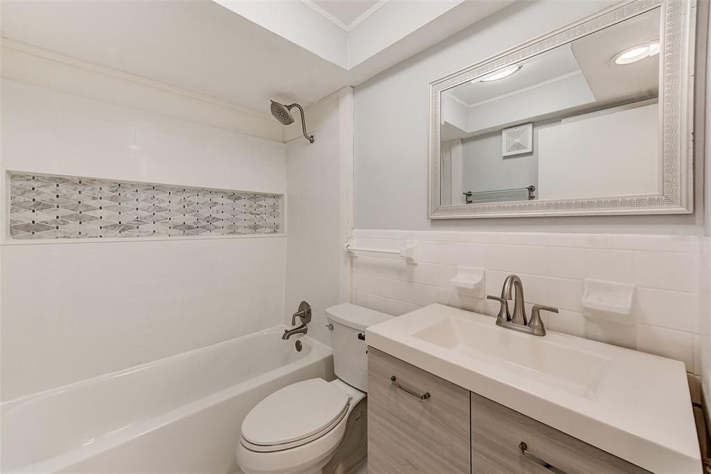 Active With Contract: $1,295 (2 beds, 1 baths, 900 Square Feet)