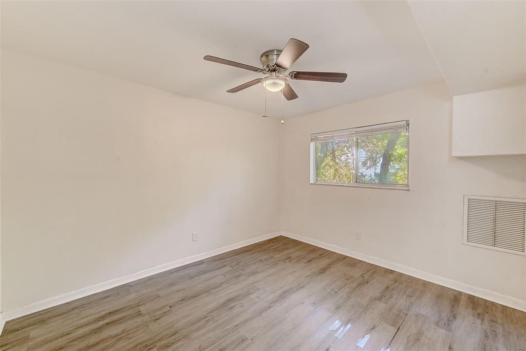 Active With Contract: $1,295 (2 beds, 1 baths, 900 Square Feet)