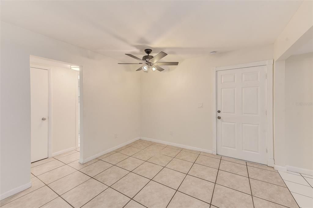 Active With Contract: $1,295 (2 beds, 1 baths, 900 Square Feet)