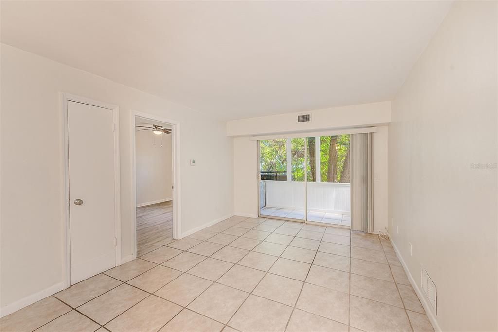 Active With Contract: $1,295 (2 beds, 1 baths, 900 Square Feet)