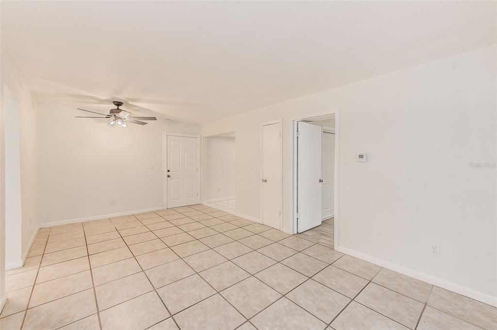 Active With Contract: $1,295 (2 beds, 1 baths, 900 Square Feet)