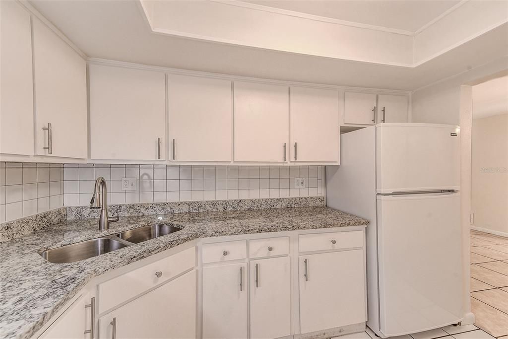 Active With Contract: $1,295 (2 beds, 1 baths, 900 Square Feet)