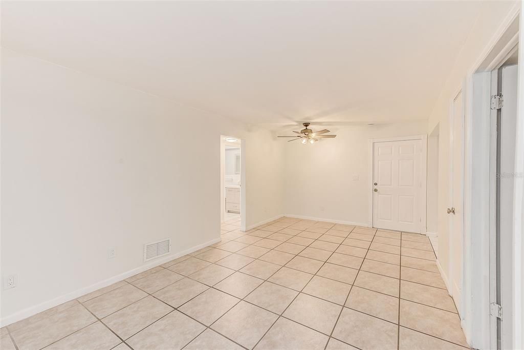 Active With Contract: $1,295 (2 beds, 1 baths, 900 Square Feet)