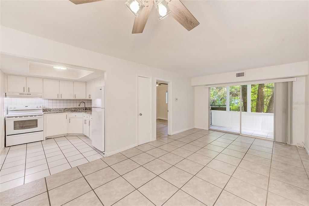 Active With Contract: $1,295 (2 beds, 1 baths, 900 Square Feet)
