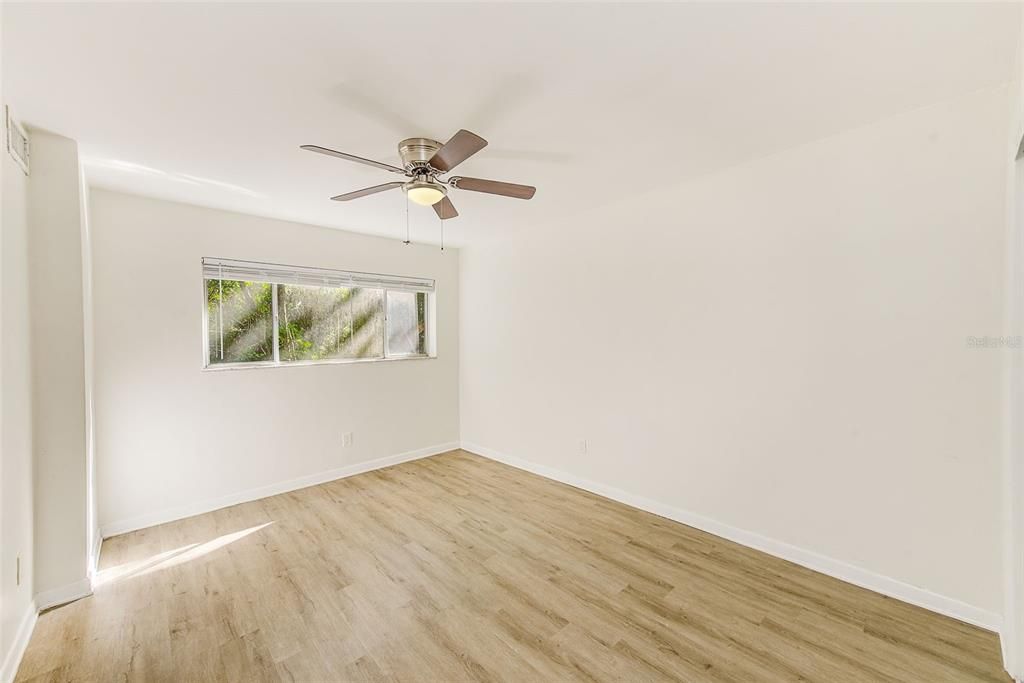 Active With Contract: $1,295 (2 beds, 1 baths, 900 Square Feet)