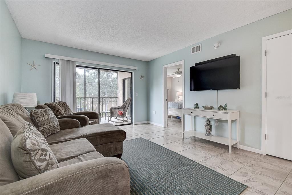 For Sale: $199,000 (2 beds, 2 baths, 912 Square Feet)