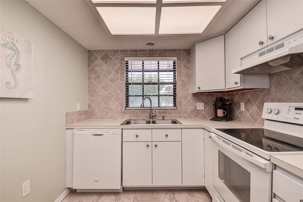 For Sale: $199,000 (2 beds, 2 baths, 912 Square Feet)