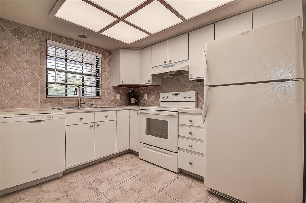 For Sale: $199,000 (2 beds, 2 baths, 912 Square Feet)