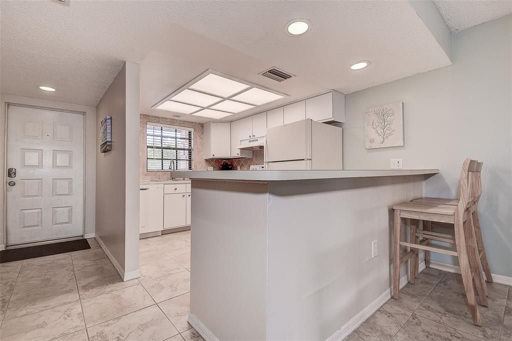 For Sale: $199,000 (2 beds, 2 baths, 912 Square Feet)