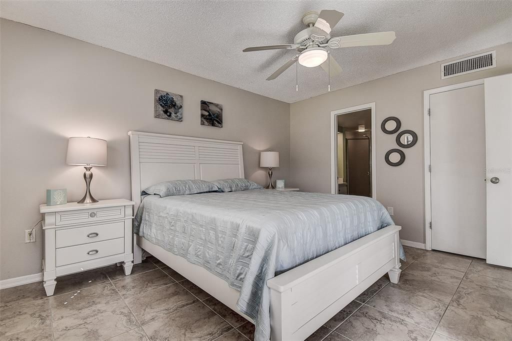 For Sale: $199,000 (2 beds, 2 baths, 912 Square Feet)