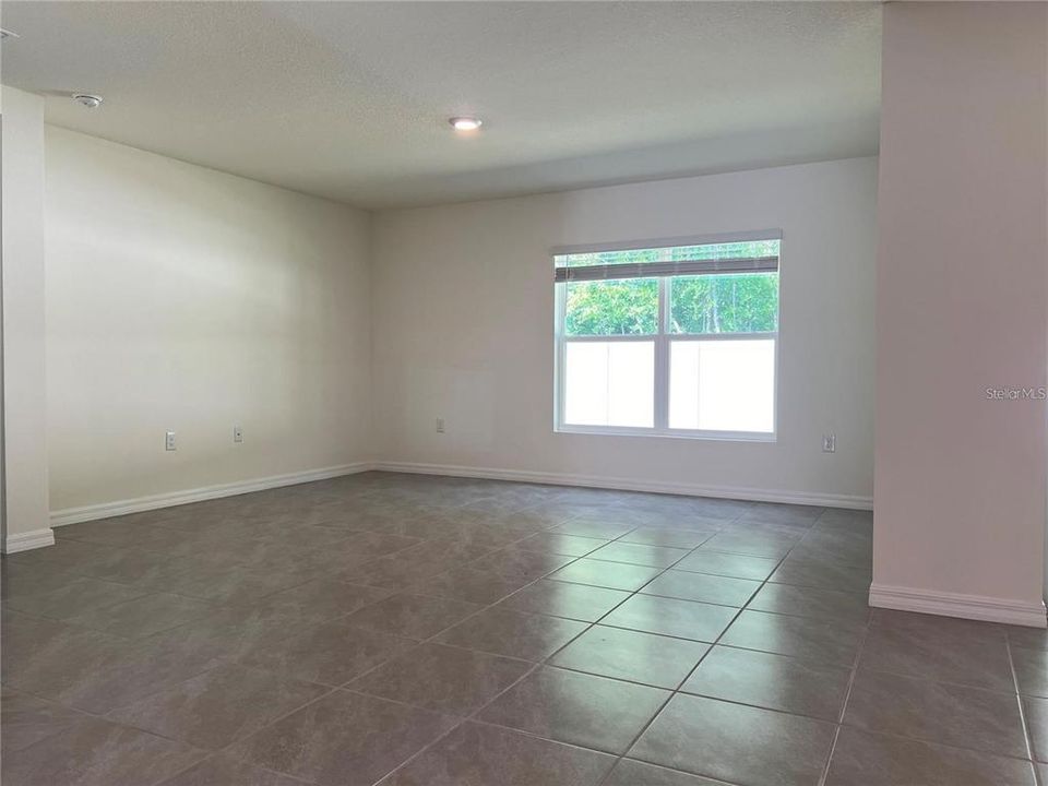 For Rent: $2,150 (4 beds, 2 baths, 1828 Square Feet)