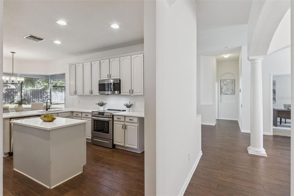 合同活跃: $600,000 (4 贝兹, 2 浴室, 2436 平方英尺)