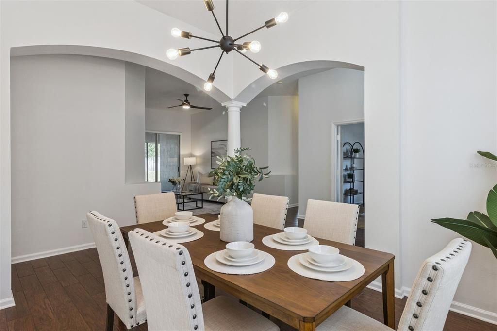 合同活跃: $600,000 (4 贝兹, 2 浴室, 2436 平方英尺)