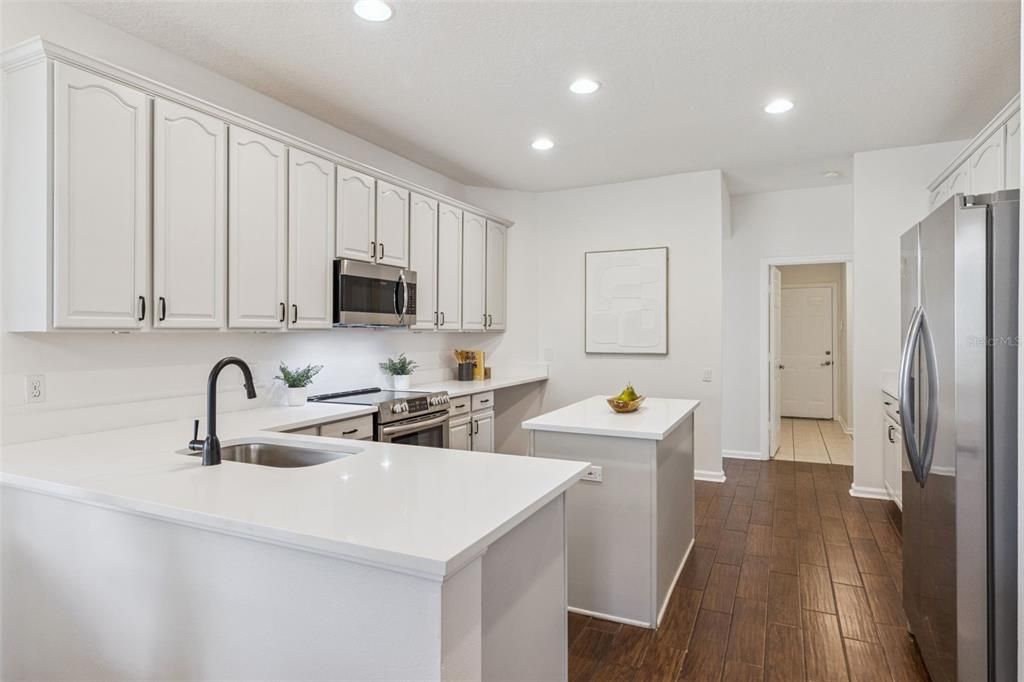 合同活跃: $600,000 (4 贝兹, 2 浴室, 2436 平方英尺)