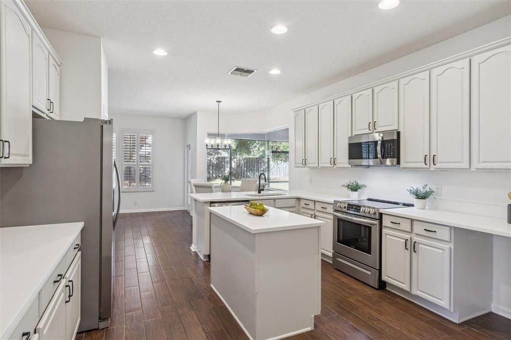 合同活跃: $600,000 (4 贝兹, 2 浴室, 2436 平方英尺)