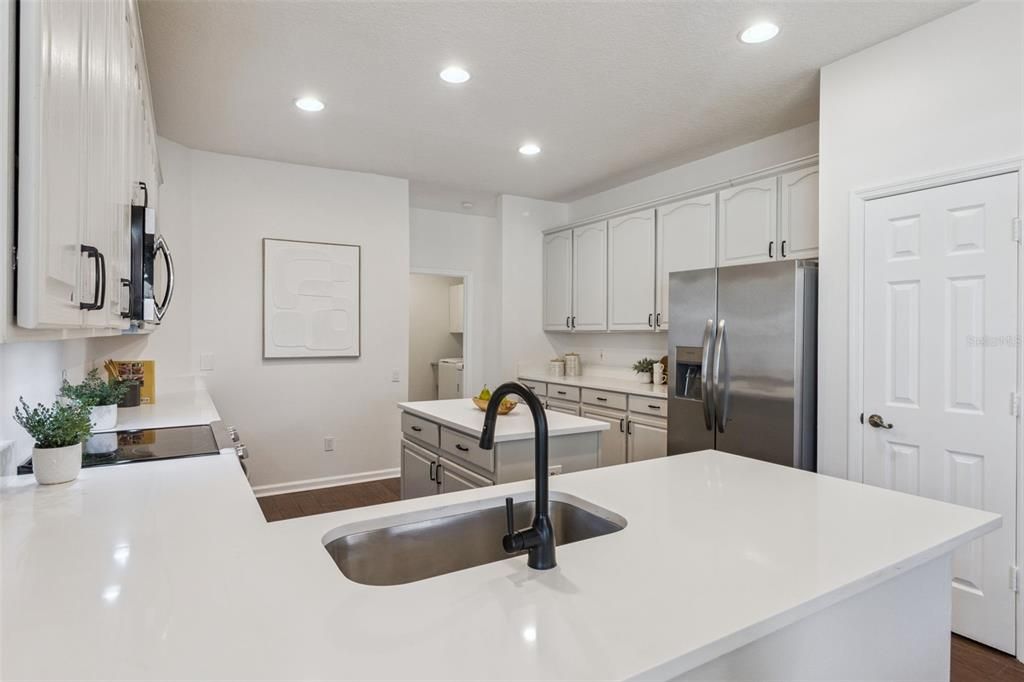 合同活跃: $600,000 (4 贝兹, 2 浴室, 2436 平方英尺)