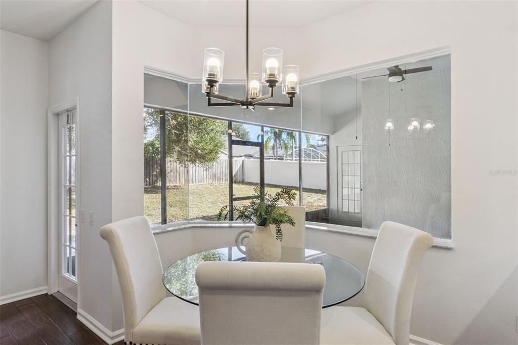 合同活跃: $600,000 (4 贝兹, 2 浴室, 2436 平方英尺)