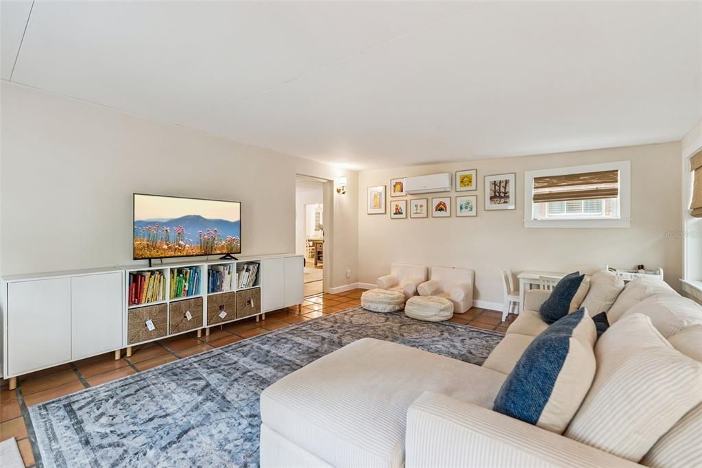 Active With Contract: $795,000 (3 beds, 2 baths, 1712 Square Feet)