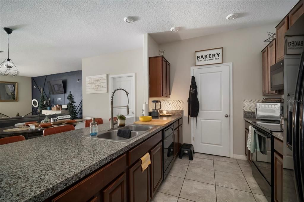 For Sale: $294,900 (3 beds, 2 baths, 1928 Square Feet)