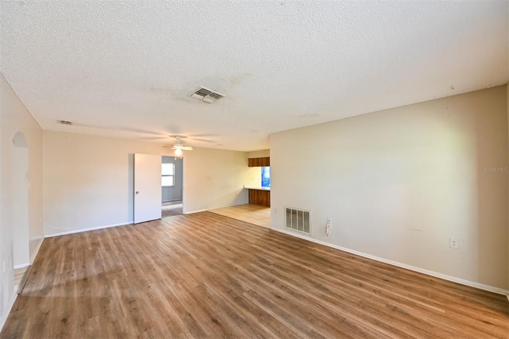 待售: $245,000 (3 贝兹, 2 浴室, 1365 平方英尺)