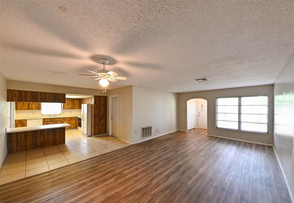 待售: $245,000 (3 贝兹, 2 浴室, 1365 平方英尺)