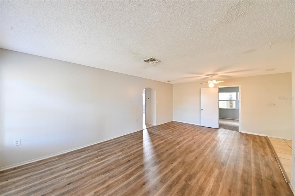 待售: $245,000 (3 贝兹, 2 浴室, 1365 平方英尺)