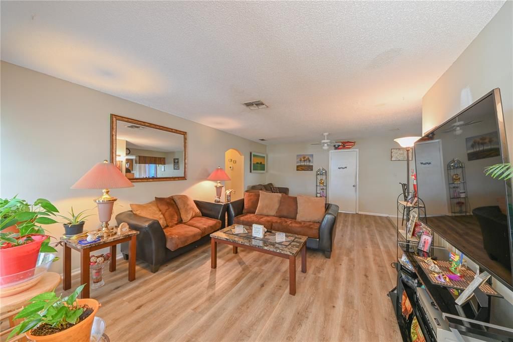 待售: $245,000 (3 贝兹, 2 浴室, 1365 平方英尺)