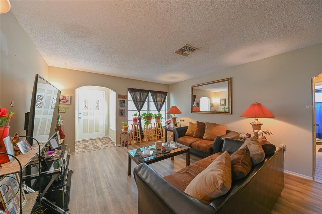 待售: $245,000 (3 贝兹, 2 浴室, 1365 平方英尺)