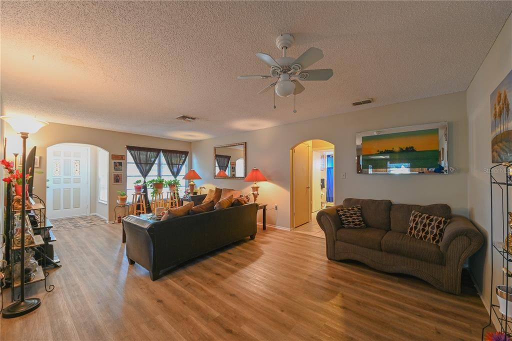 待售: $245,000 (3 贝兹, 2 浴室, 1365 平方英尺)