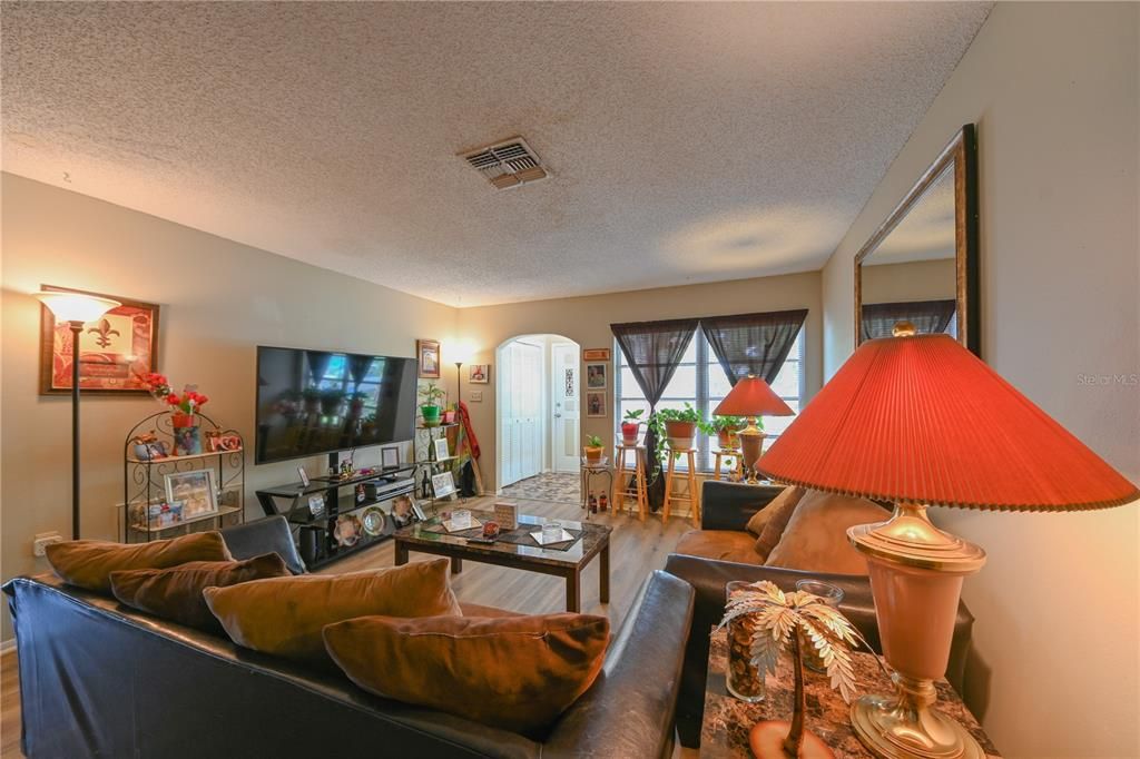 待售: $245,000 (3 贝兹, 2 浴室, 1365 平方英尺)