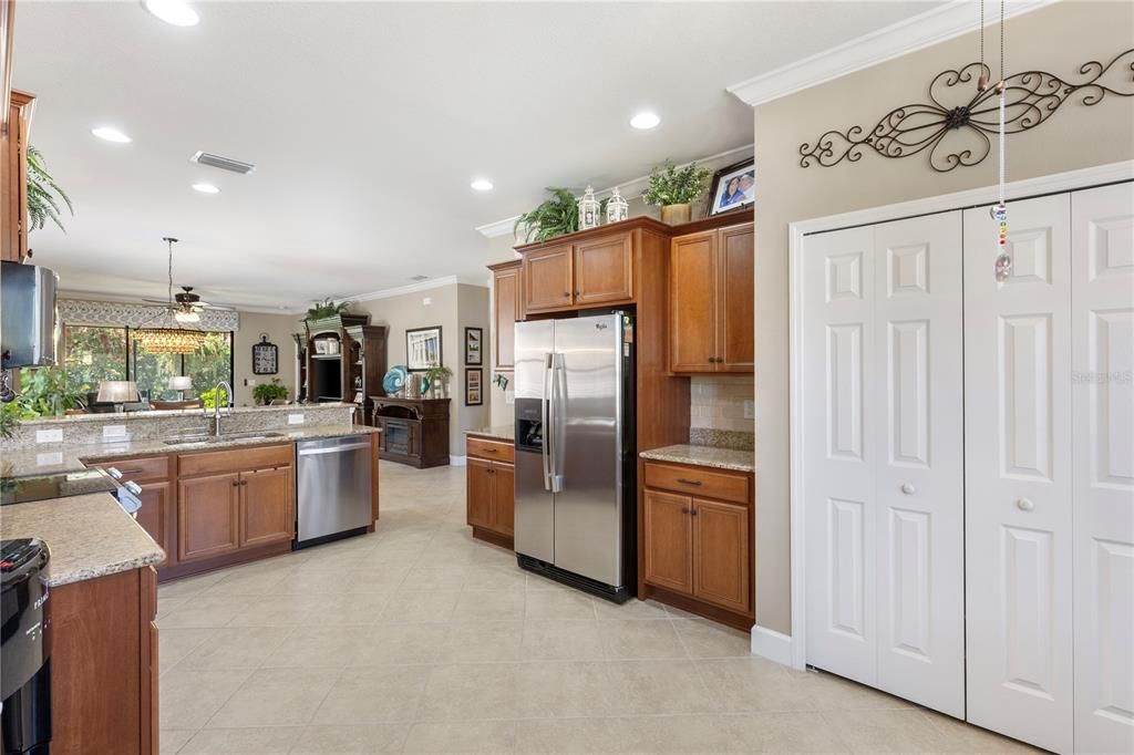 待售: $459,000 (2 贝兹, 2 浴室, 1730 平方英尺)