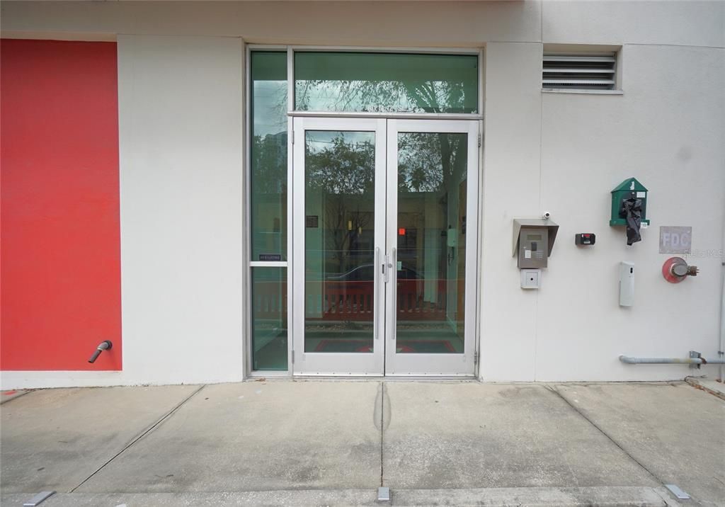 For Rent: $2,400 (1 beds, 1 baths, 1021 Square Feet)