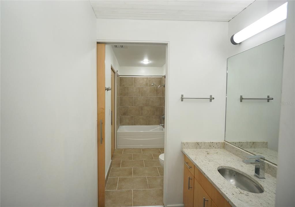 For Rent: $2,400 (1 beds, 1 baths, 1021 Square Feet)