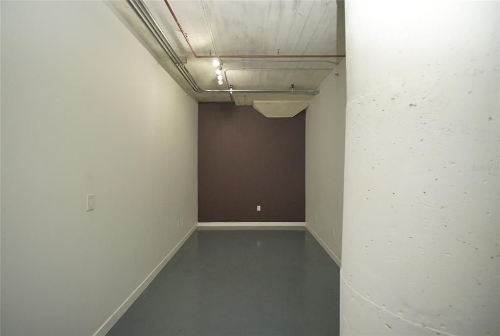 For Rent: $2,400 (1 beds, 1 baths, 1021 Square Feet)