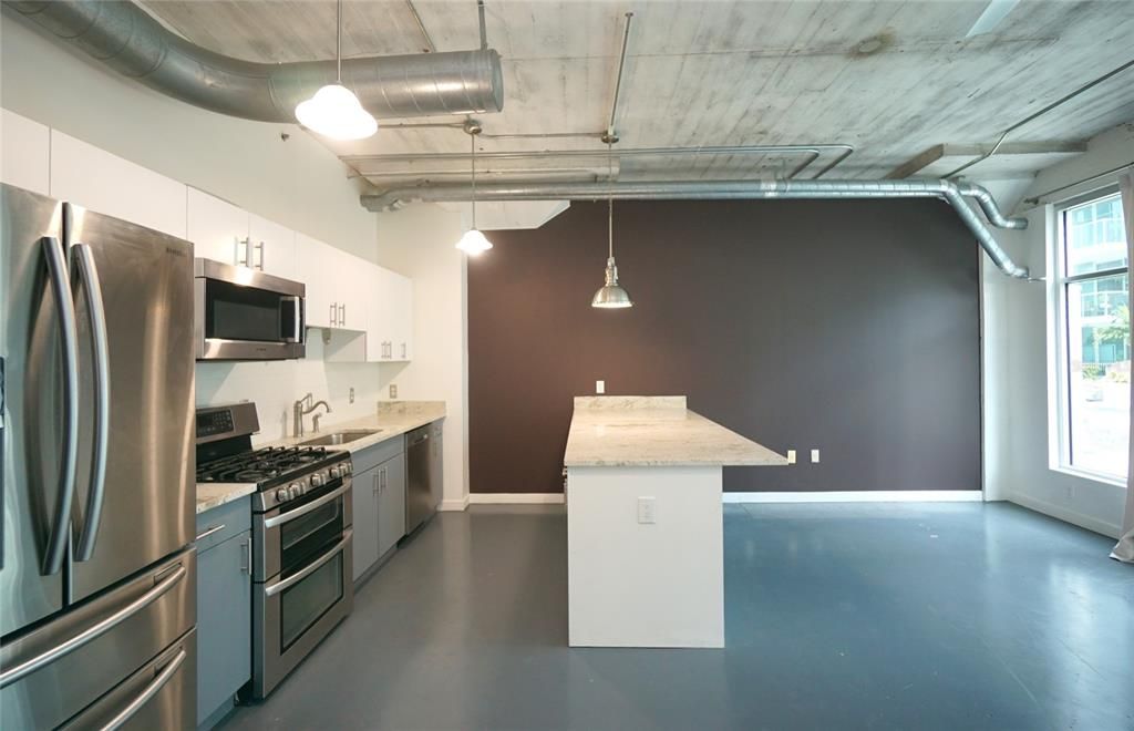 For Rent: $2,400 (1 beds, 1 baths, 1021 Square Feet)