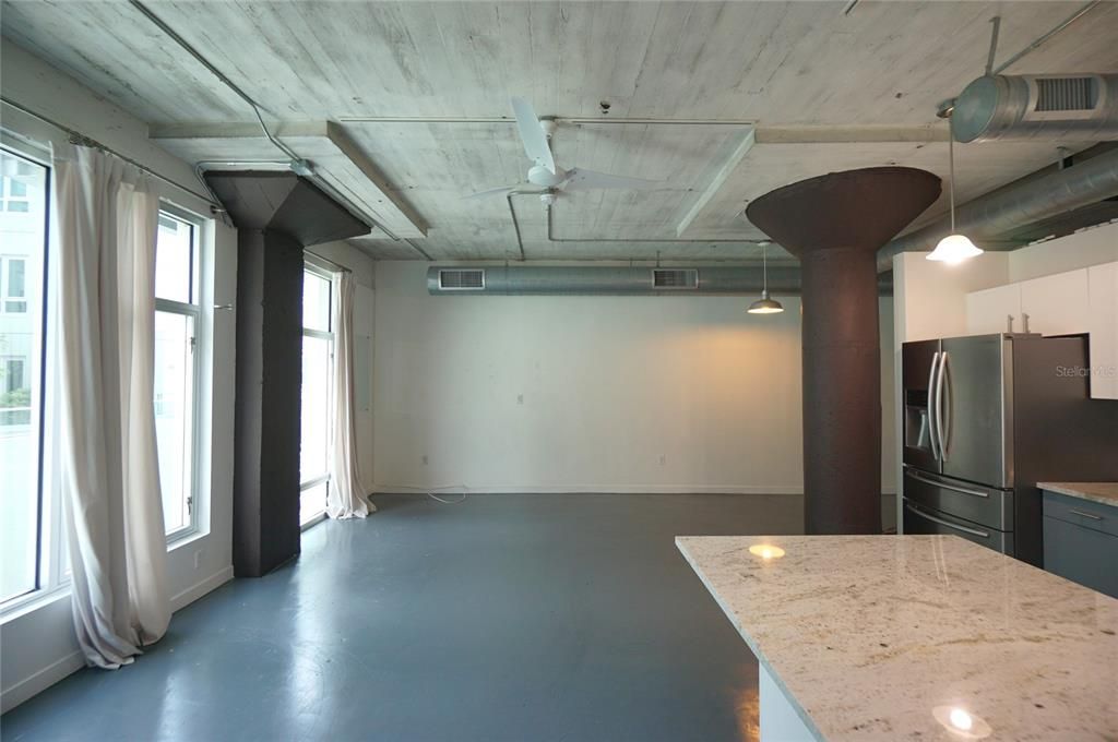 For Rent: $2,400 (1 beds, 1 baths, 1021 Square Feet)