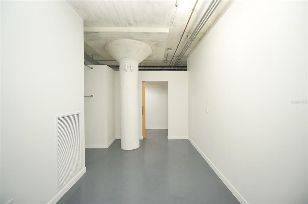 For Rent: $2,400 (1 beds, 1 baths, 1021 Square Feet)