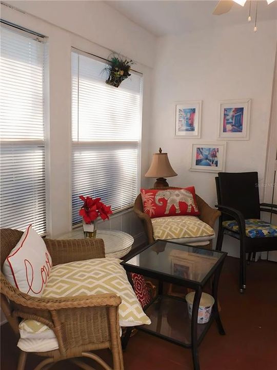 For Sale: $190,000 (2 beds, 2 baths, 975 Square Feet)