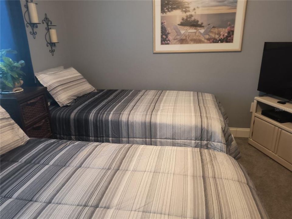 For Sale: $190,000 (2 beds, 2 baths, 975 Square Feet)