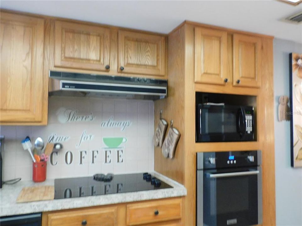 For Sale: $190,000 (2 beds, 2 baths, 975 Square Feet)