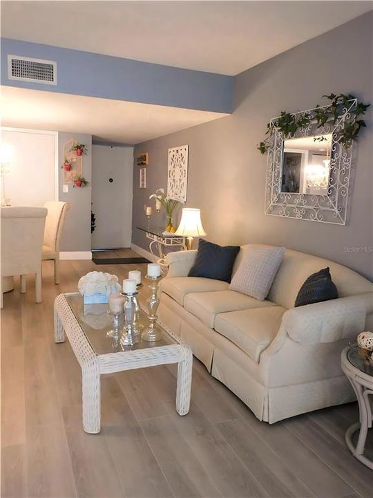 For Sale: $190,000 (2 beds, 2 baths, 975 Square Feet)